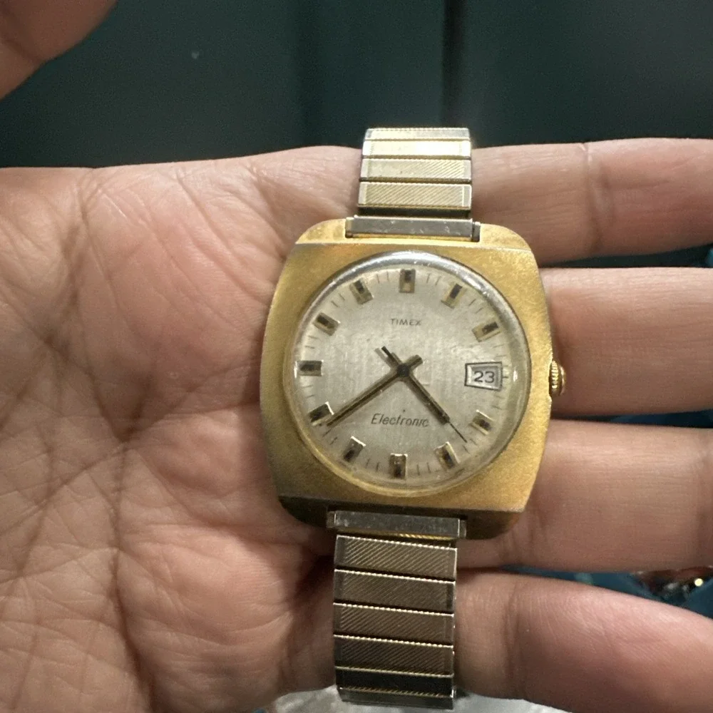 Works Vintage Timex Electronic TV Box 37mm Quartz Gold Tone Mens Watch Fit 8in